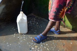 Cheios, recipientes usados para transportar água chegam a pesar 18 kg e são carregados, principalmente, por mulheres e meninas (Foto: ThinkStock Photos)