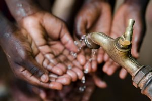 Como é trabalhoso conseguir água, seu uso é controlado com rigor (Foto: Thinkstock Photos) 