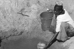 mulher busca agua poço universalização