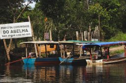 Barco em rio da Amazônia. Crédito: Nayani Teixeira/Unsplash